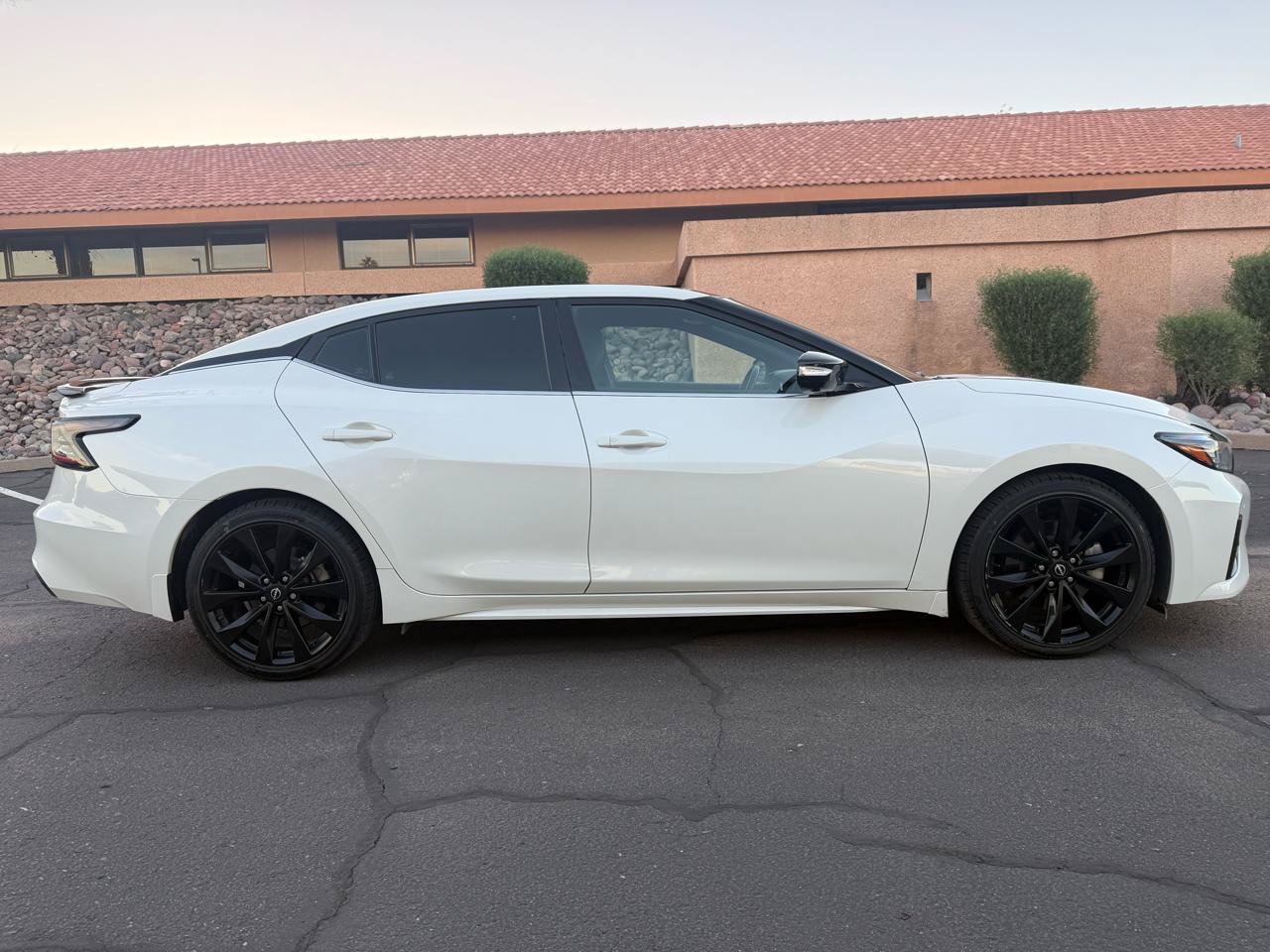 Used 2023 Nissan Maxima SR w/ Sport Mat Group FWD image 2