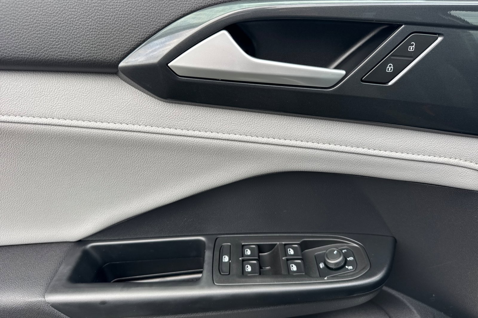 Certified 2022 Volkswagen Taos SEL w/ Panoramic Sunroof Package image 12