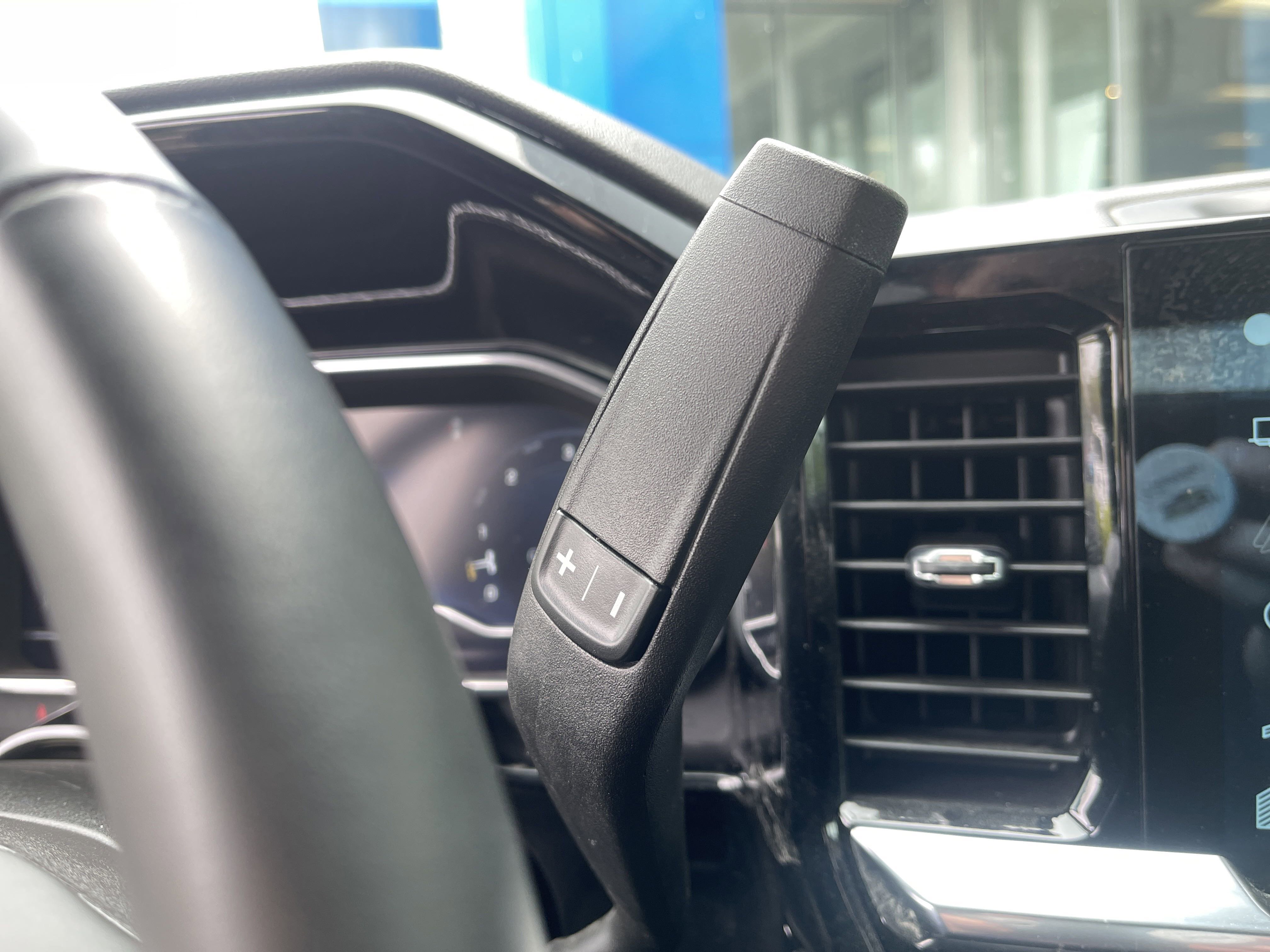 Used 2025 Chevrolet Silverado 1500 LT image 24