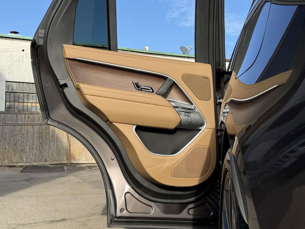 Used 2025 Land Rover Range Rover SE image 25