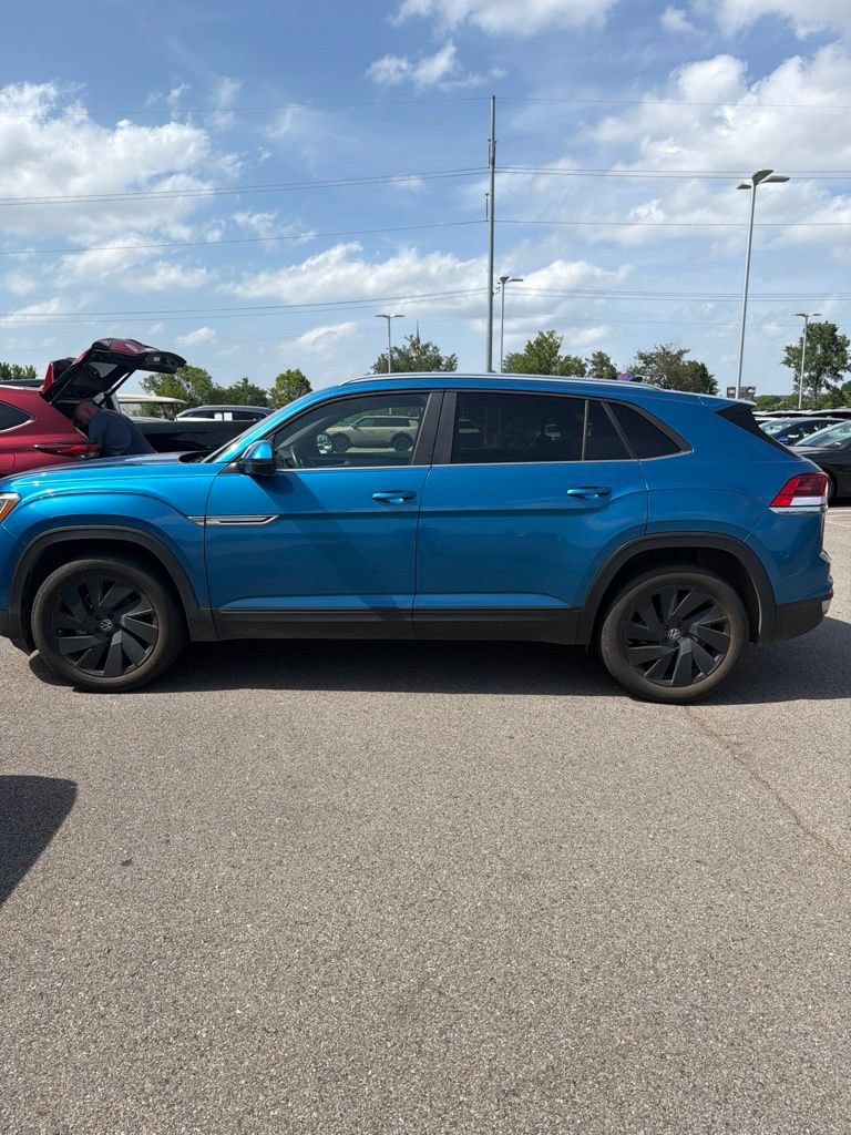 Used 2024 Volkswagen Atlas Cross Sport SE AWD/4WD image 2