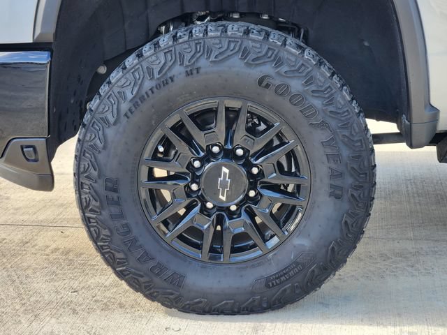 Used 2025 Chevrolet Silverado 2500 ZR2 w/ Technology Package AWD/4WD image 10