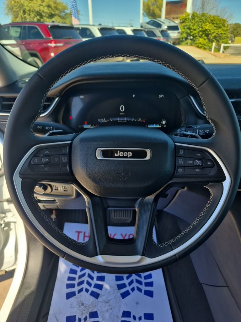 Used 2023 Jeep Grand Cherokee Laredo X image 33