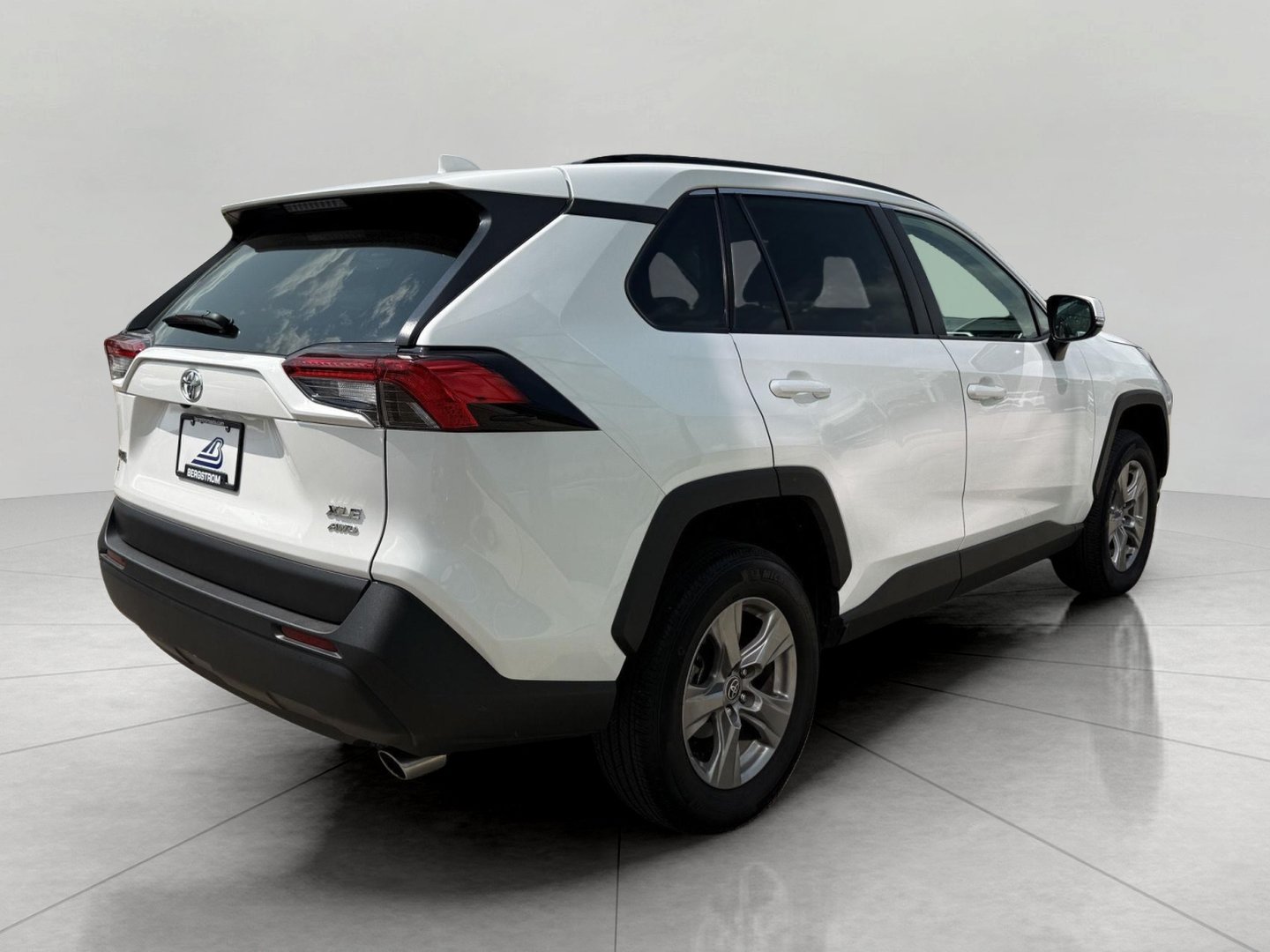 Used 2025 Toyota RAV4 XLE AWD/4WD image 12