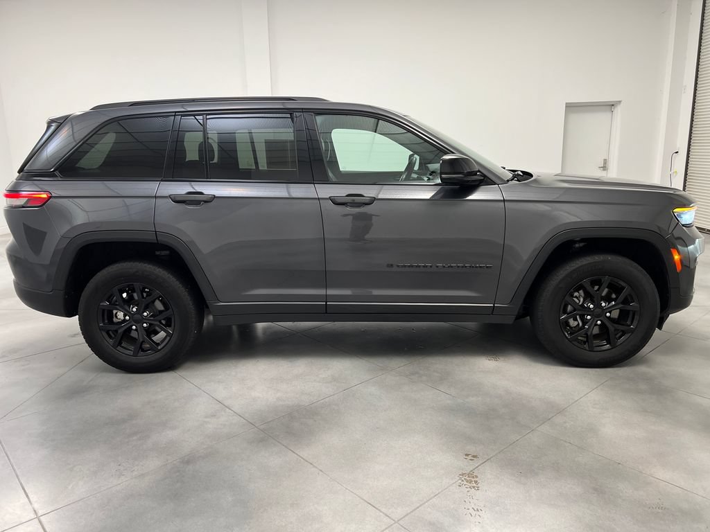 Used 2024 Jeep Grand Cherokee Altitude RWD image 10