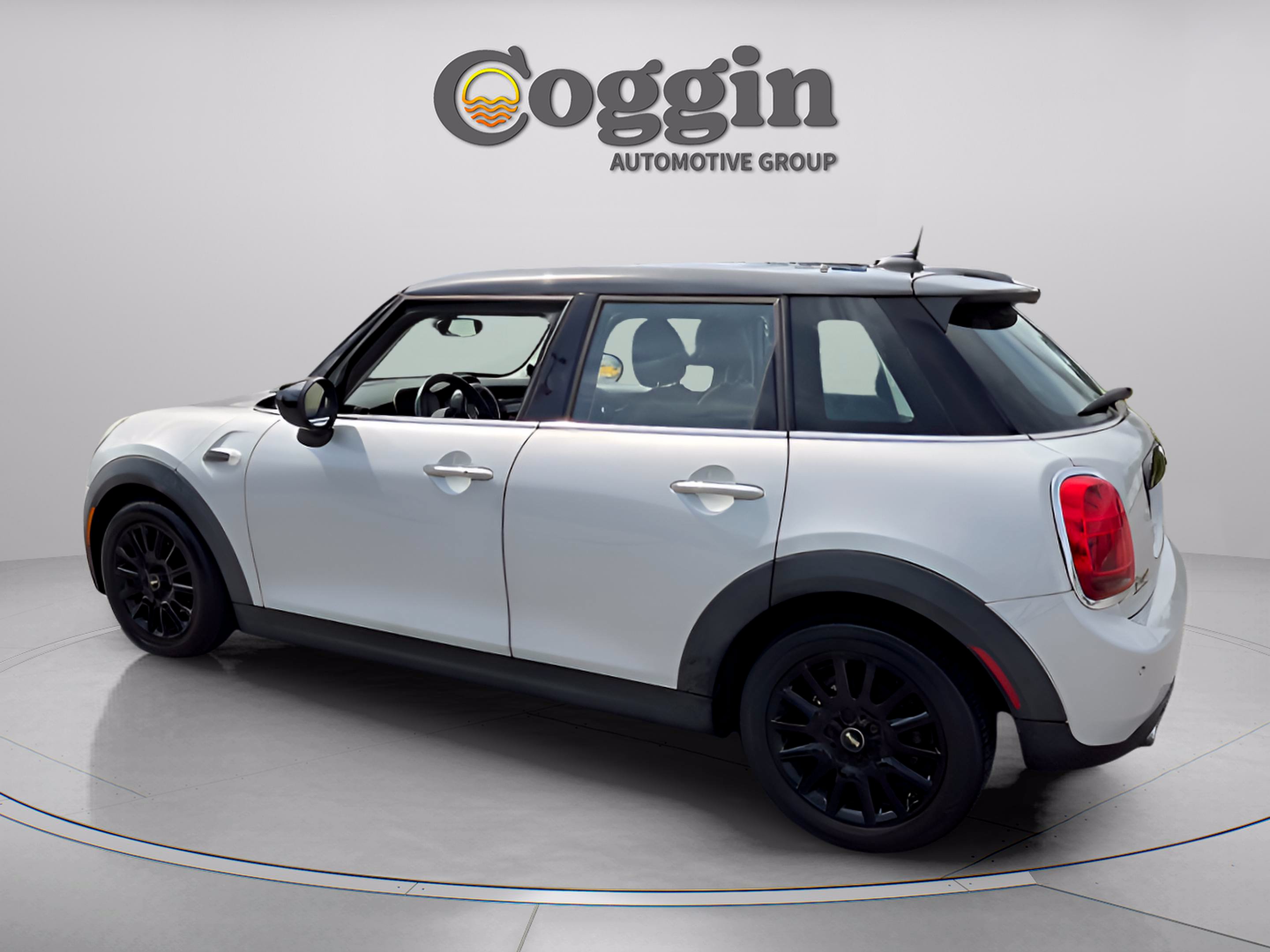 Used 2021 MINI Cooper 4-Door Hardtop w/ 6.5" Touchscreen Package FWD image 3