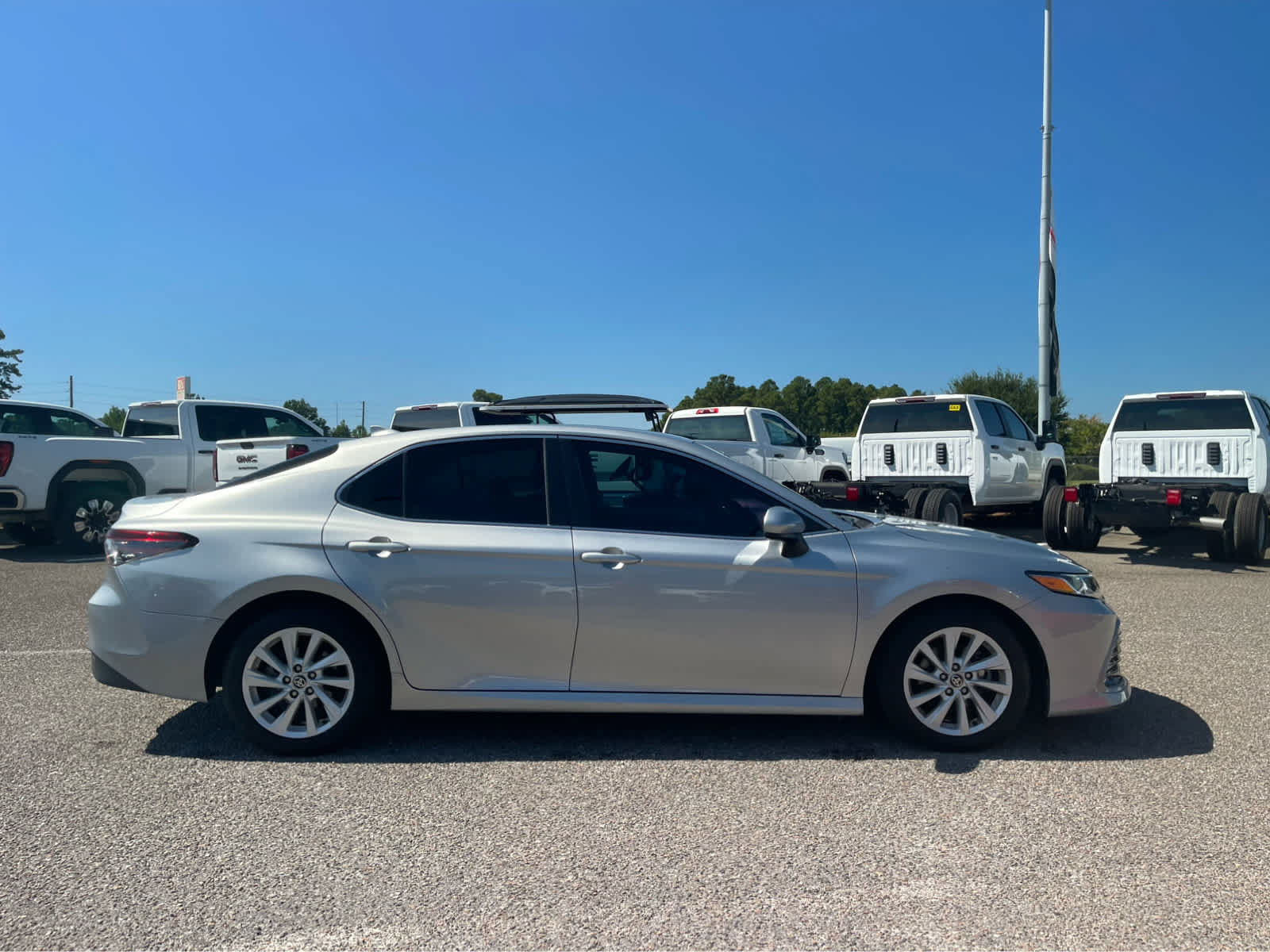 Used 2022 Toyota Camry LE FWD image 4