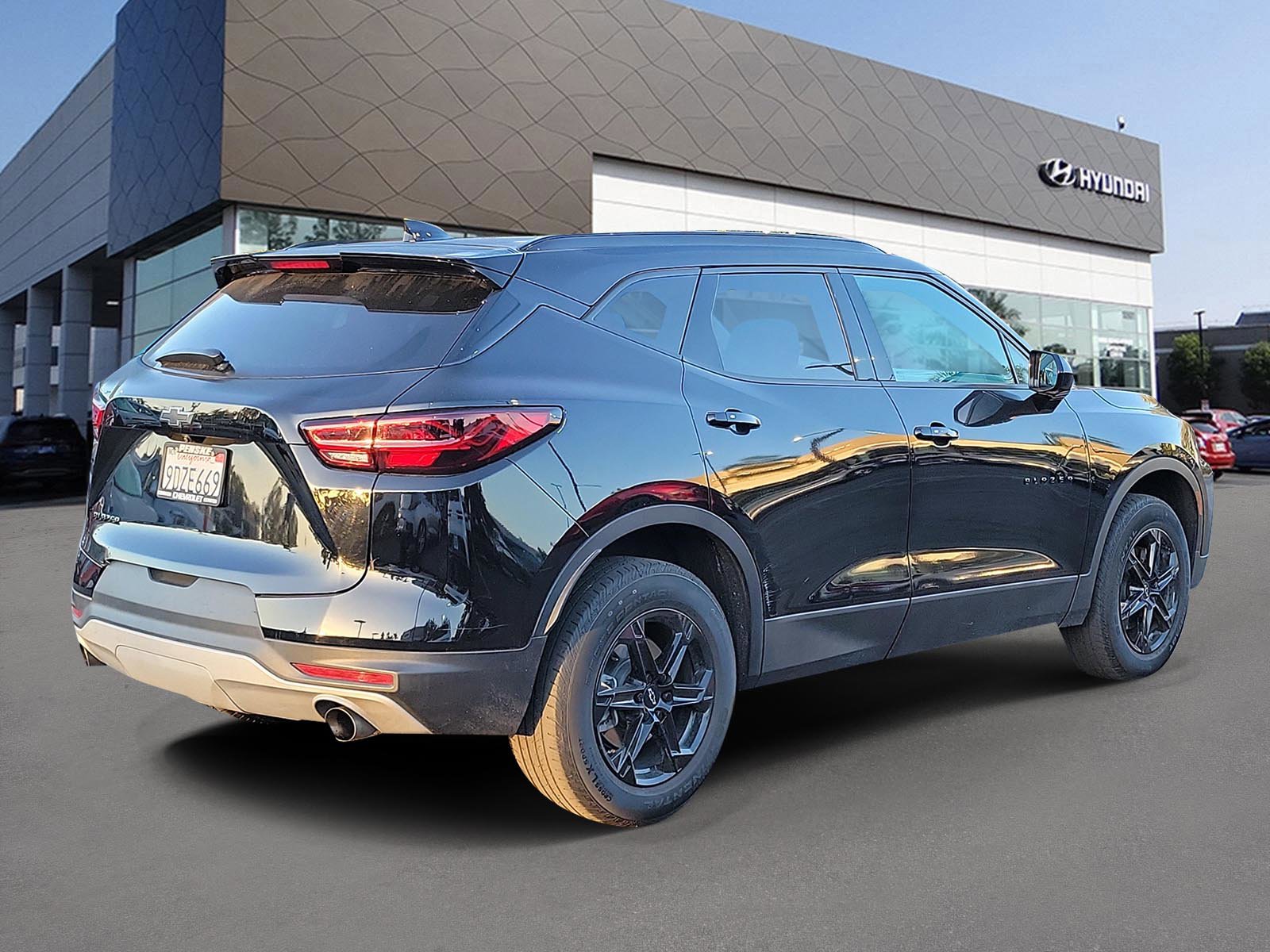 Used 2023 Chevrolet Blazer LT w/ Midnight/Sport Edition FWD image 2