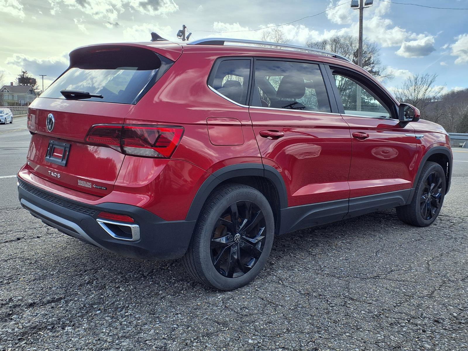 Used 2023 Volkswagen Taos SE w/ Black Wheel Package image 3