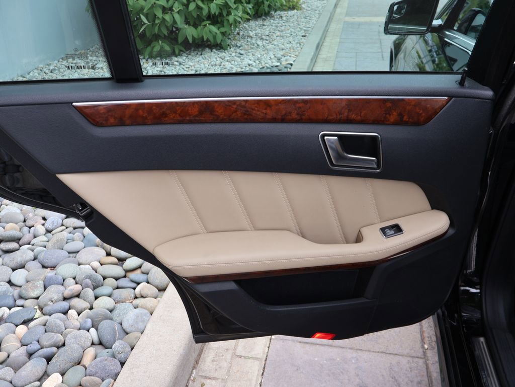 Used 2013 Mercedes-Benz E 350 4MATIC Sedan image 13