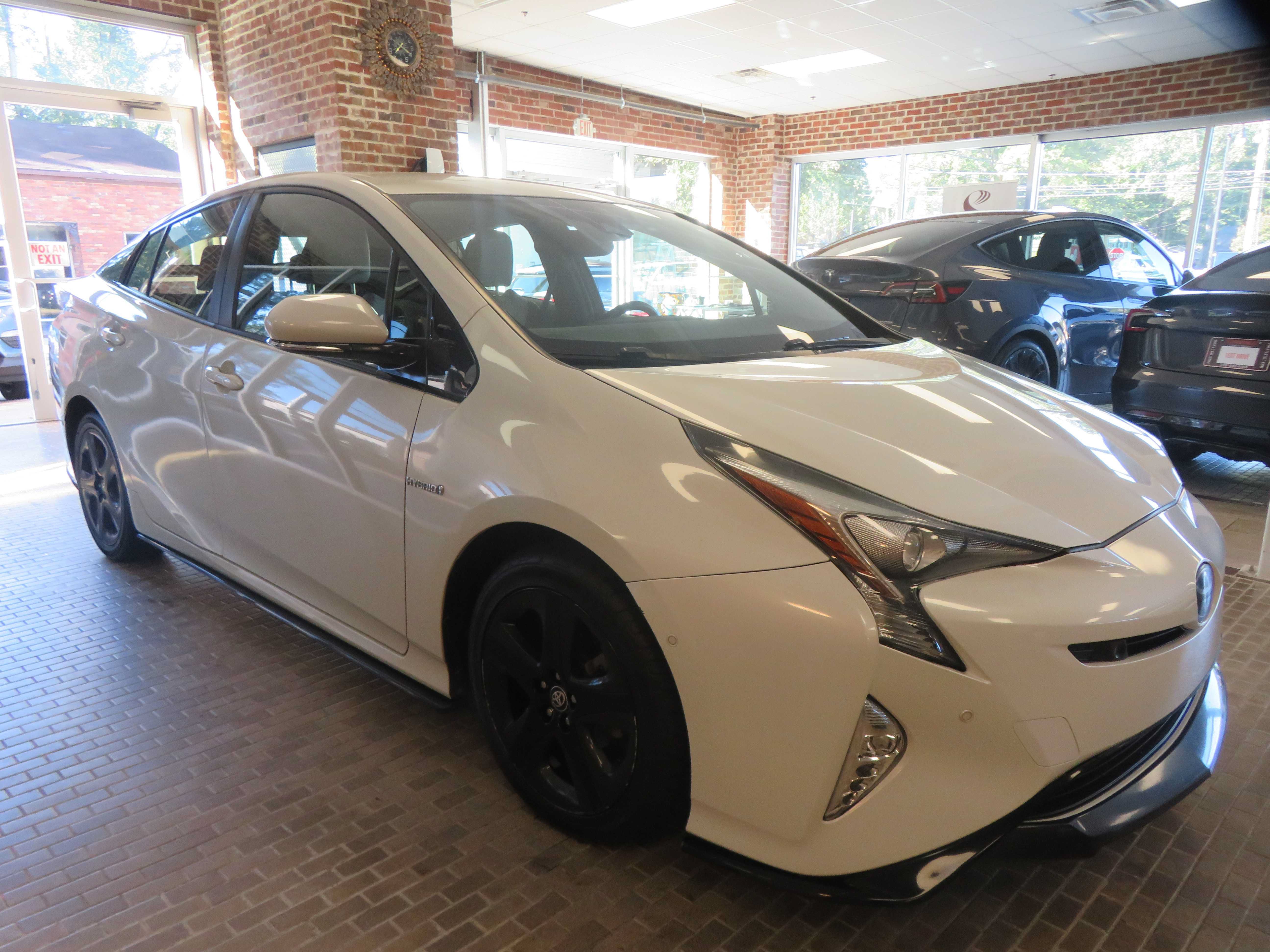 Used 2017 Toyota Prius Four Touring w/ Appearance Package FWD image 57