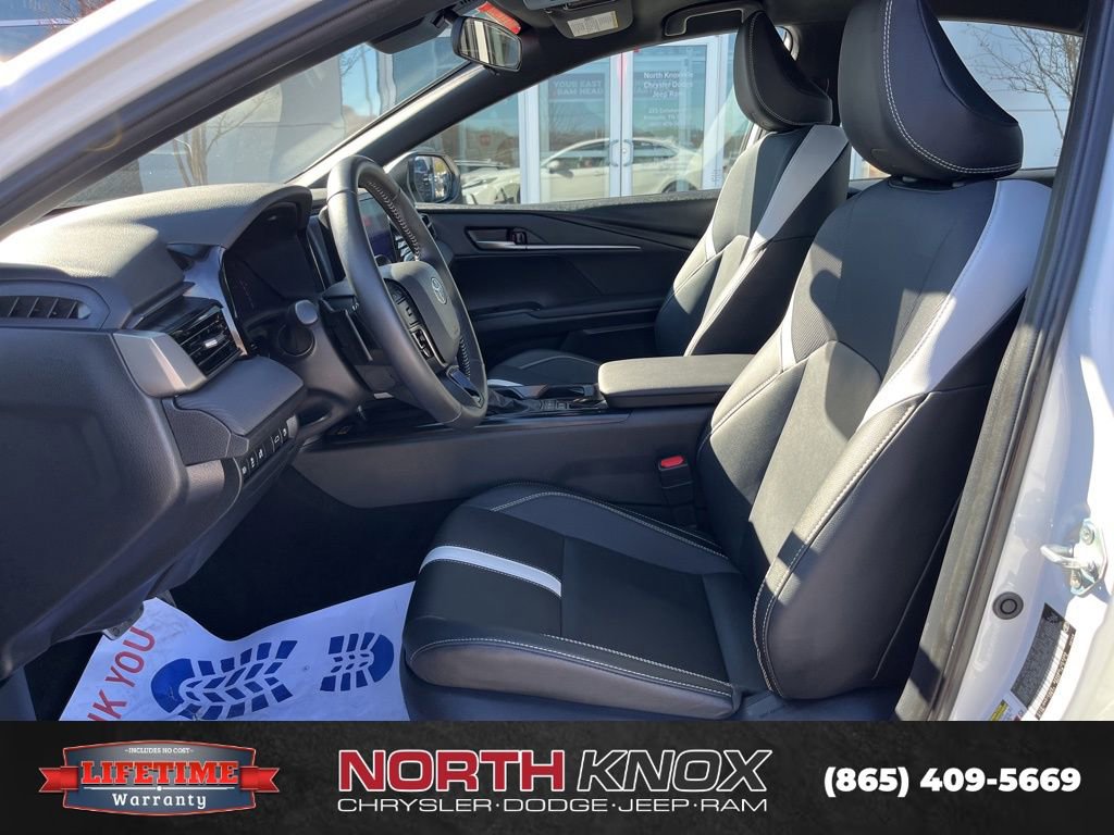 Used 2025 Toyota Camry SE image 3
