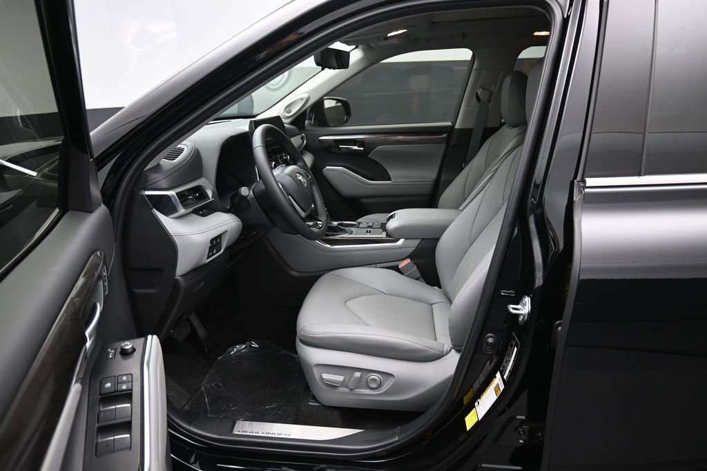 Certified 2025 Toyota Highlander Platinum AWD/4WD image 11