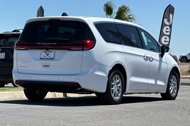 New 2027 Chrysler Pacifica Select FWD image 3