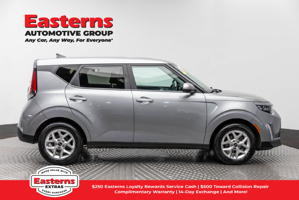 Used 2023 Kia Soul LX w/ LX Technology Package FWD image 5