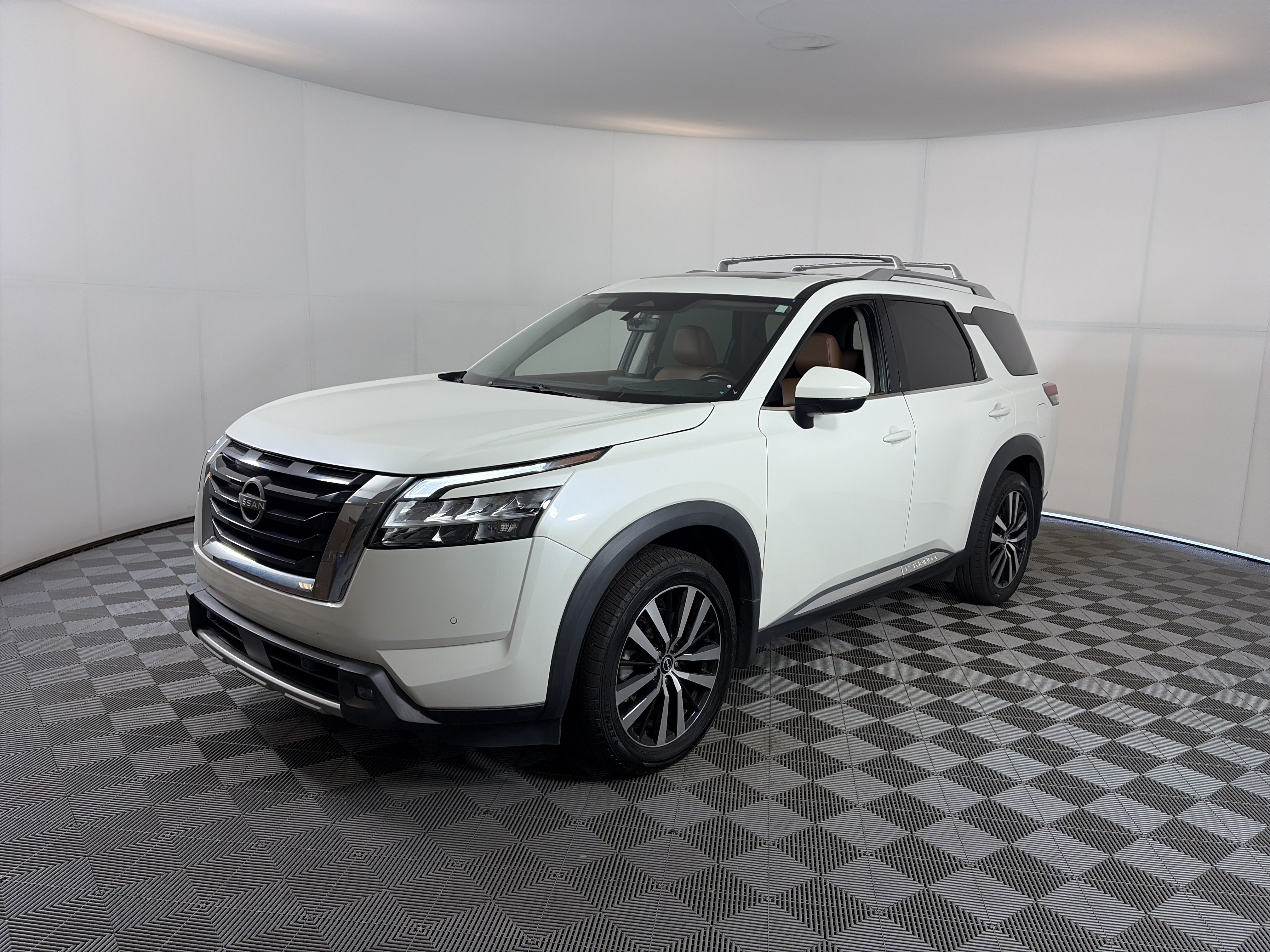 Used 2023 Nissan Pathfinder Platinum w/ Cargo Package AWD/4WD image 2