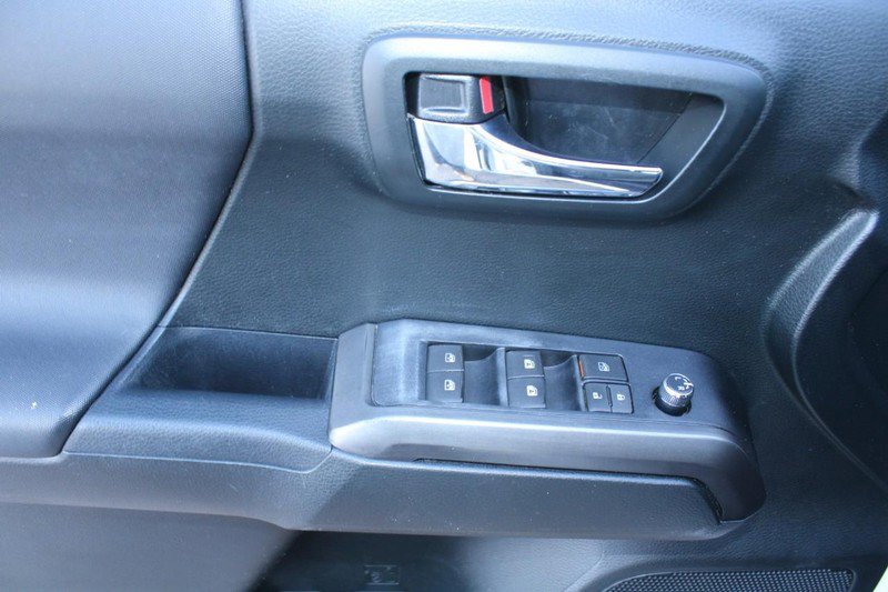 Used 2017 Toyota Tacoma TRD Off-Road image 10