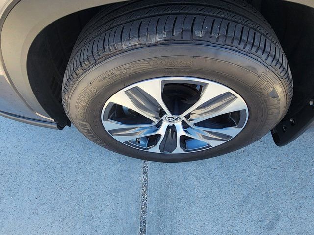 Used 2025 Toyota Highlander XLE image 40
