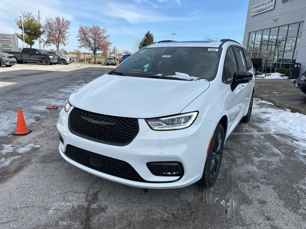 New 2026 Chrysler Pacifica Select AWD/4WD image 12