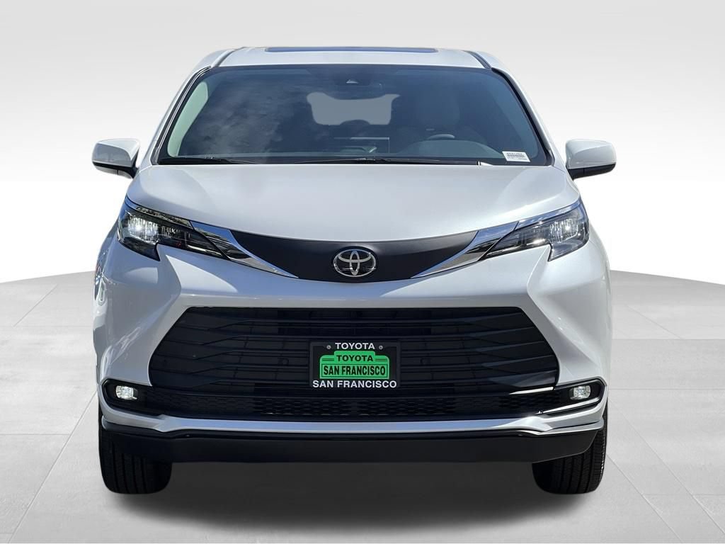 Used 2026 Toyota Sienna XLE FWD image 8