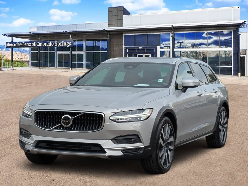 Used 2023 Volvo V90 B6 Cross Country Ultimate AWD/4WD image 3