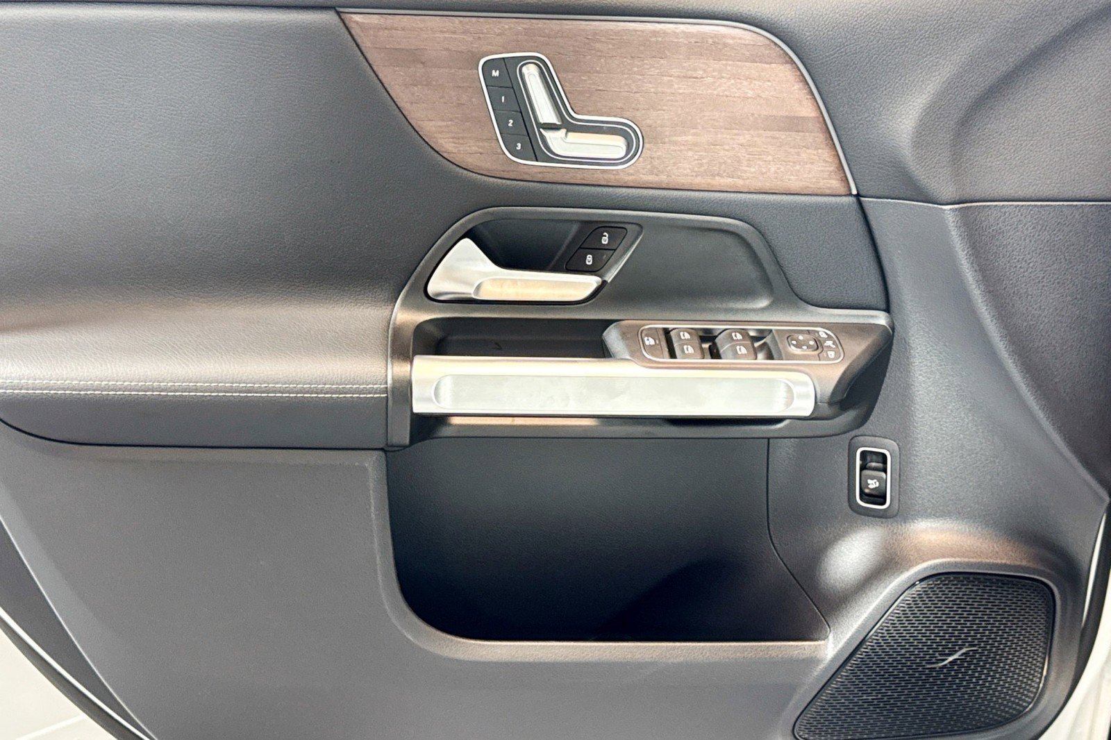 Used 2023 Mercedes-Benz EQB 300 4MATIC image 17