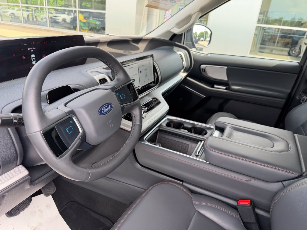 Certified 2025 Ford Expedition Active AWD/4WD image 13