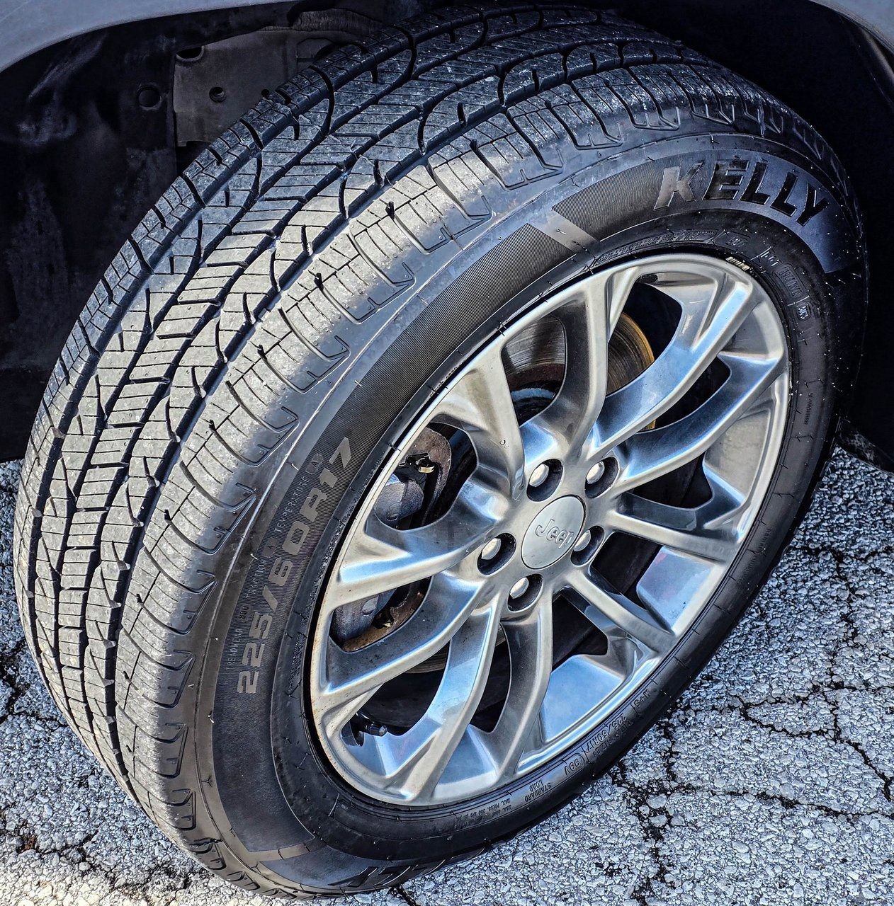 Used 2019 Jeep Cherokee Latitude Plus image 11