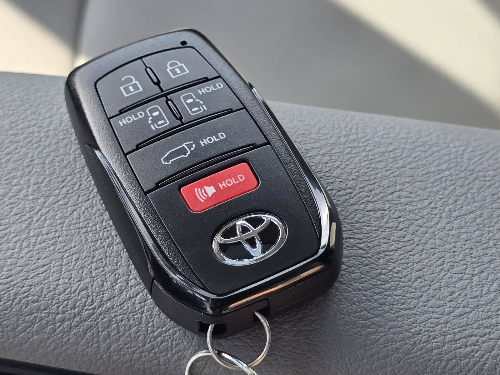 Used 2026 Toyota Sienna XLE FWD image 41