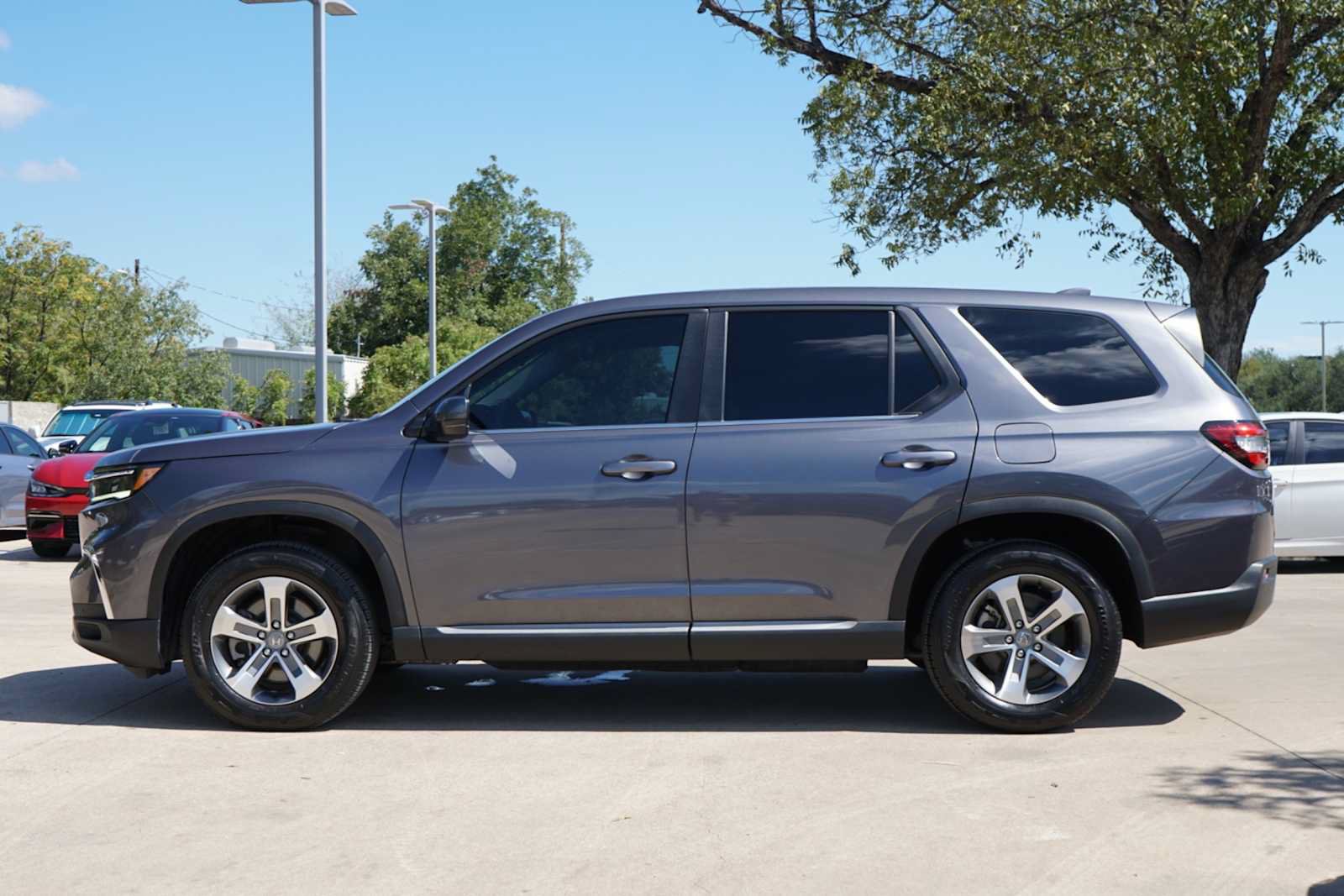 Used 2025 Honda Pilot EX-L image 3