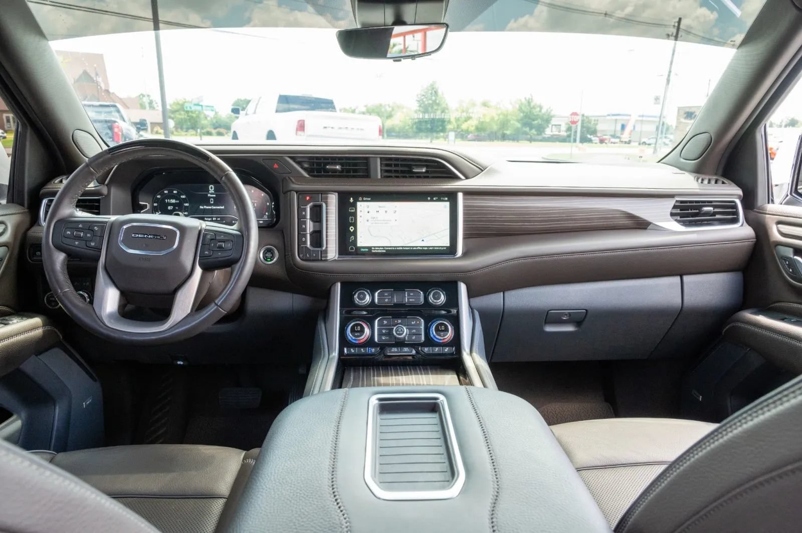 Used 2024 GMC Yukon Denali w/ Denali Reserve Package AWD/4WD image 2