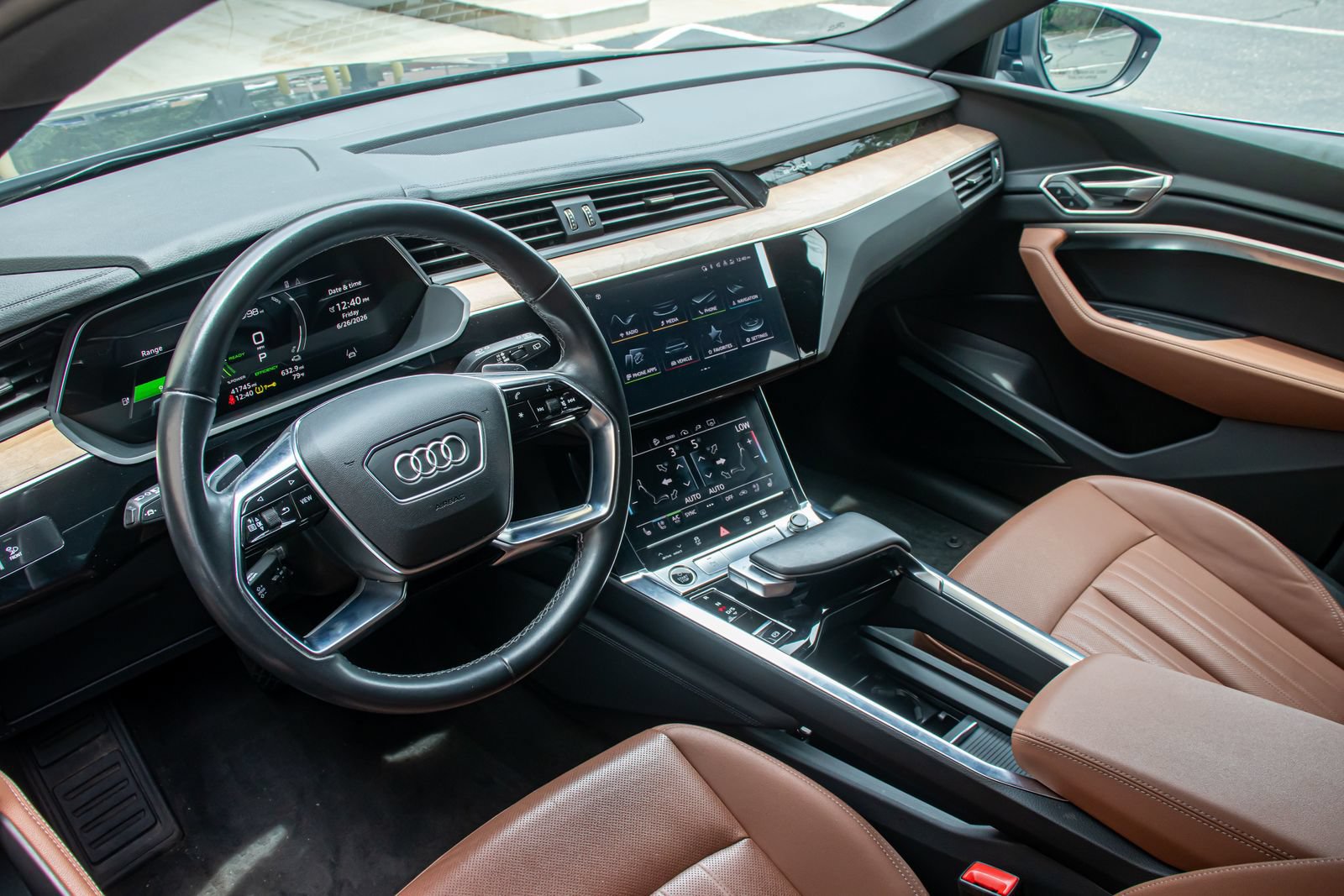 Used 2024 Audi Q8 e-tron Premium Plus w/ Premium Plus Package AWD/4WD image 2