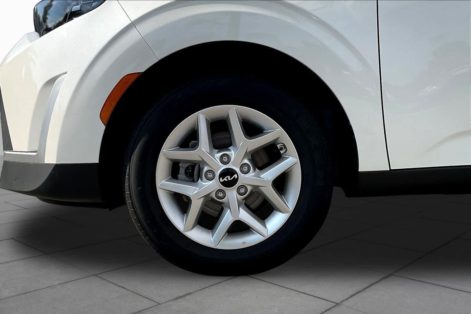 Used 2025 Kia Soul LX w/ LX Technology Package FWD image 11
