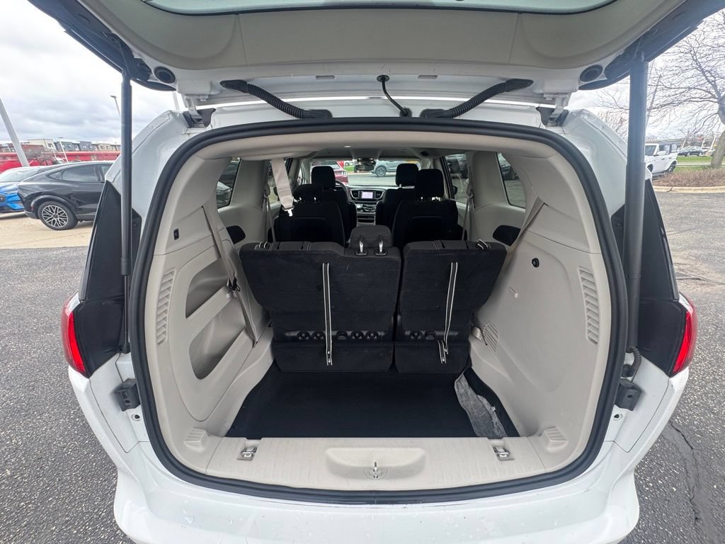 Used 2023 Chrysler Voyager LX FWD image 18