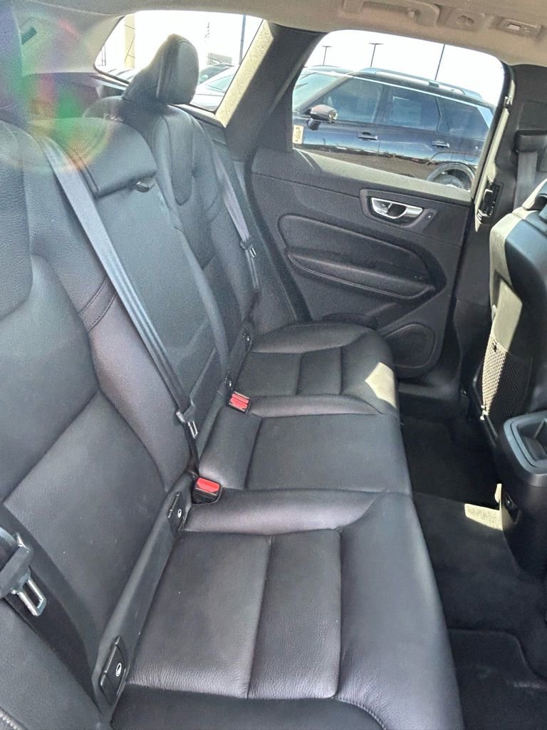 Used 2023 Volvo XC60 B5 Plus image 16