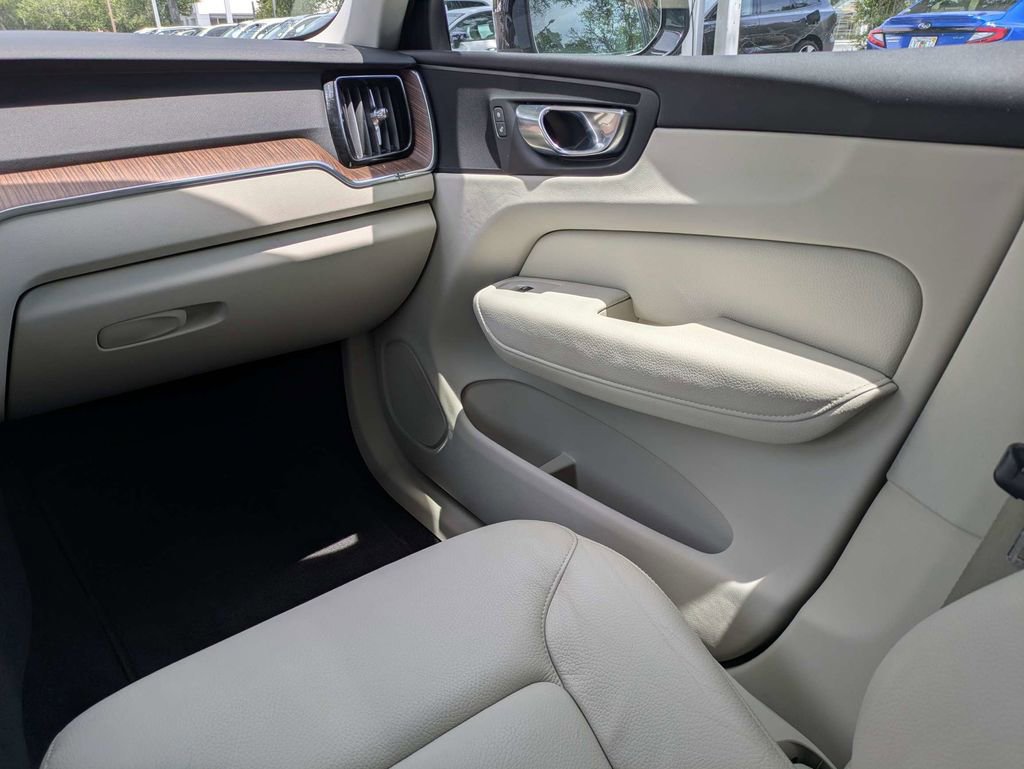 Certified 2022 Volvo XC60 B5 Momentum FWD image 19