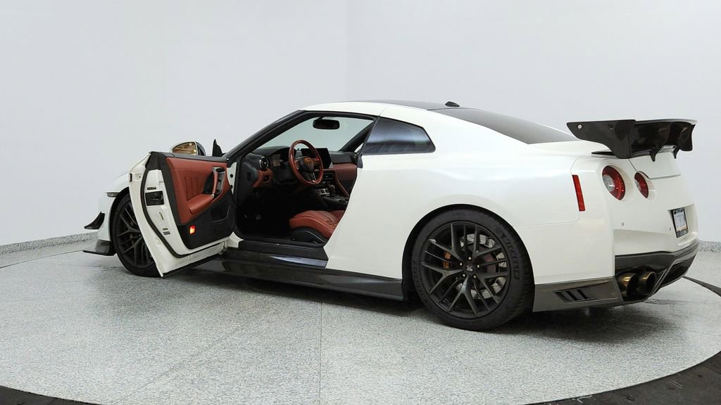 Used 2017 Nissan GT-R Premium w/ Premium Interior Package image 5