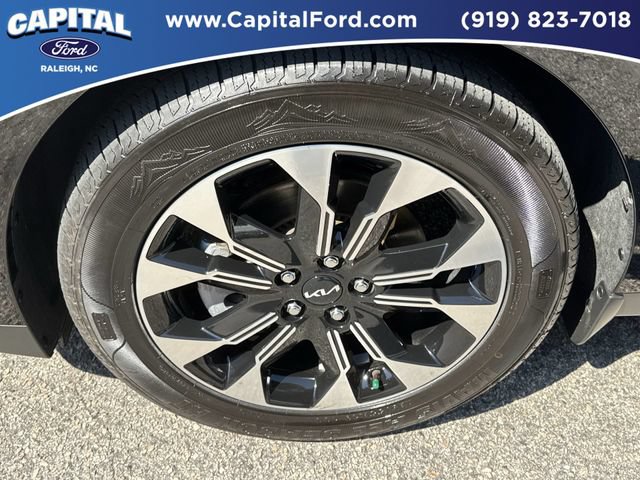 Used 2024 Kia Carnival EX FWD image 13