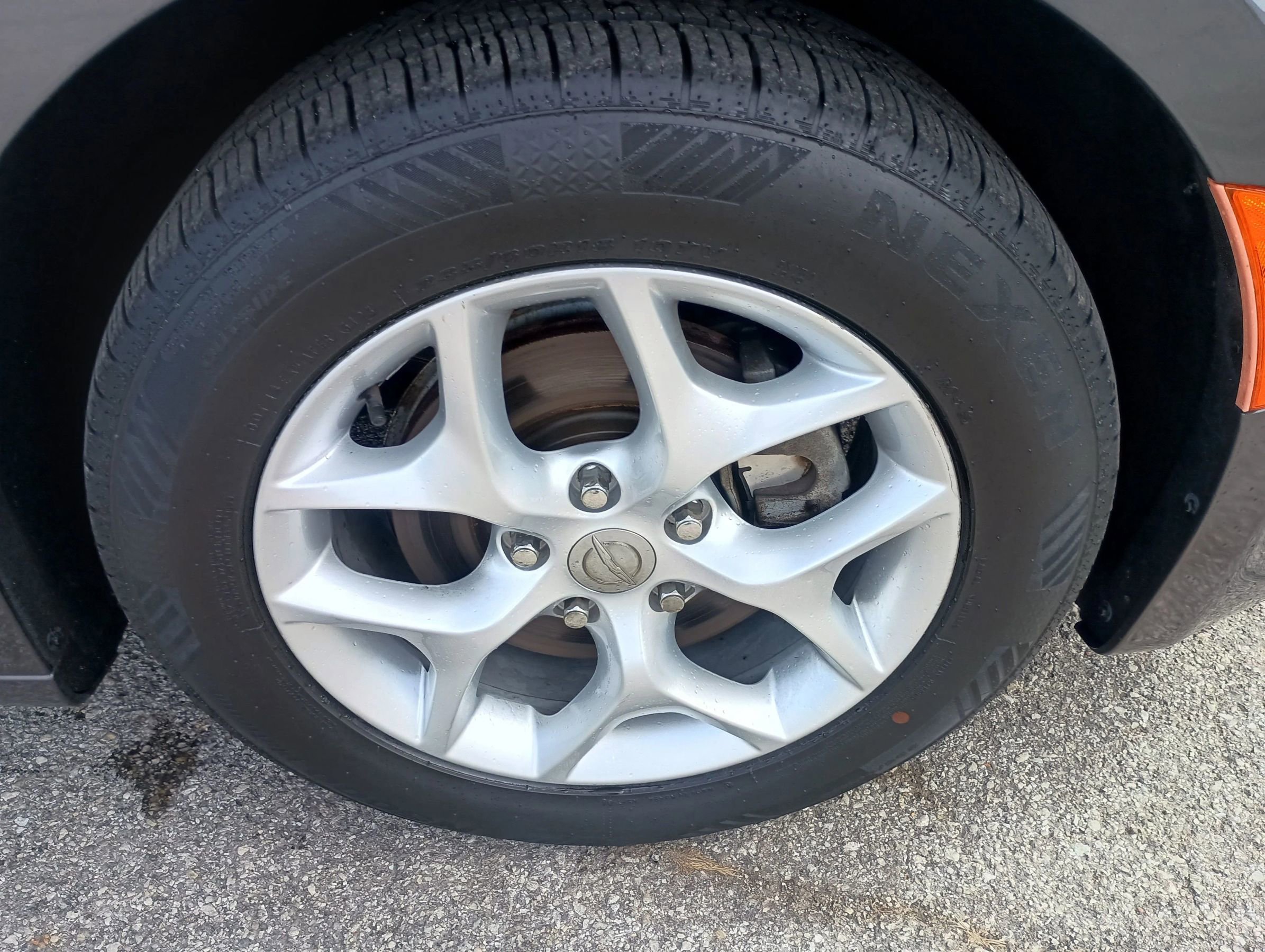 Used 2017 Chrysler Pacifica Touring-L Plus w/ Tire & Wheel Group image 10
