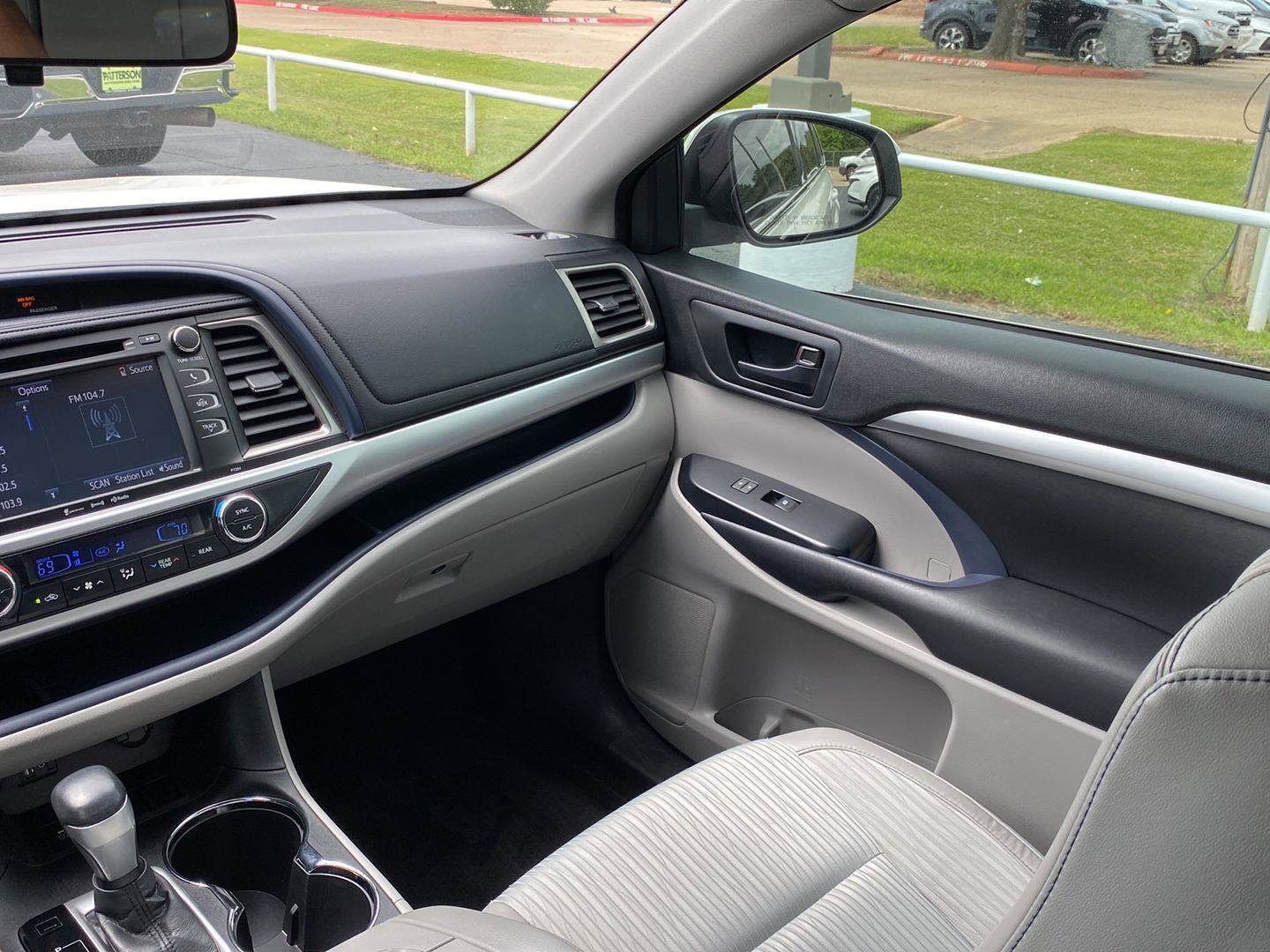 Used 2016 Toyota Highlander Plus FWD image 10