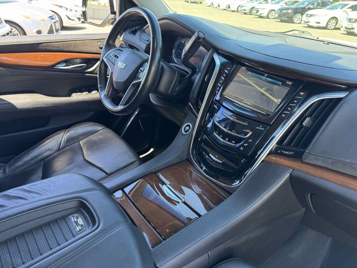 Used 2018 Cadillac Escalade ESV Premium Luxury AWD/4WD image 16
