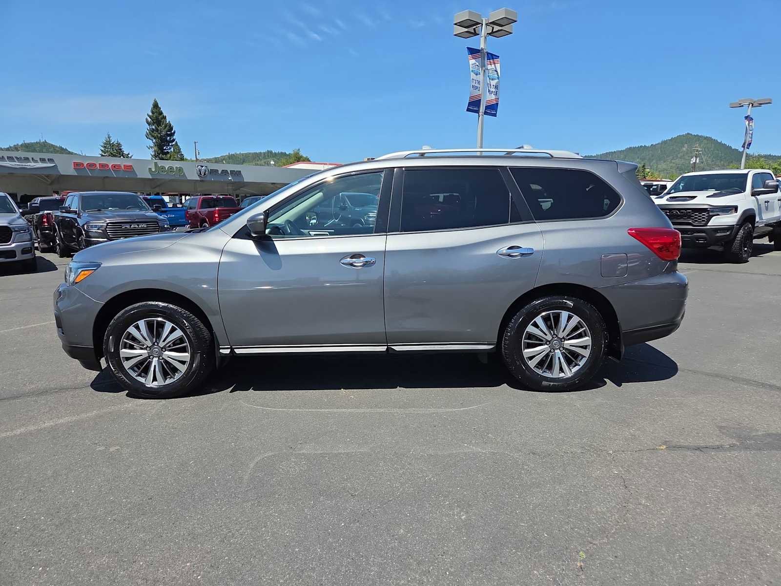 Used 2020 Nissan Pathfinder S AWD/4WD image 11