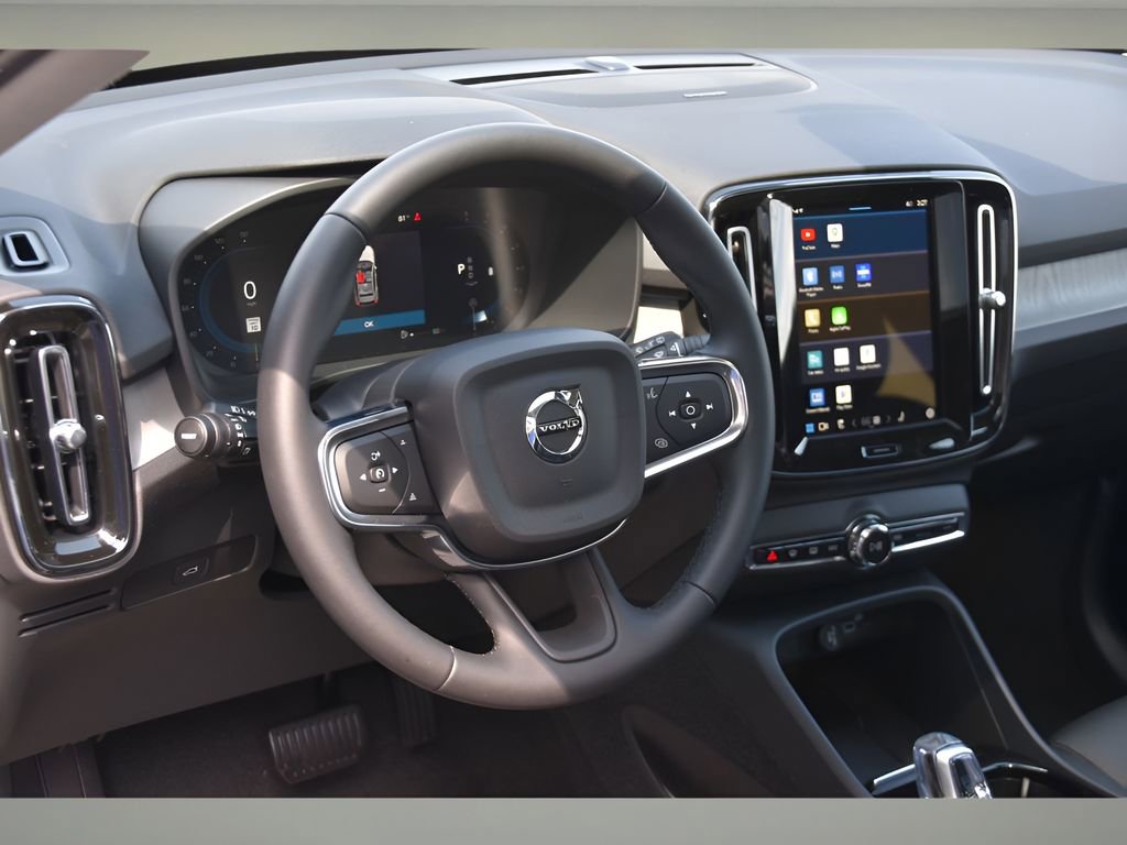 Certified 2025 Volvo XC40 B5 Ultra w/ Protection Package Premier image 10