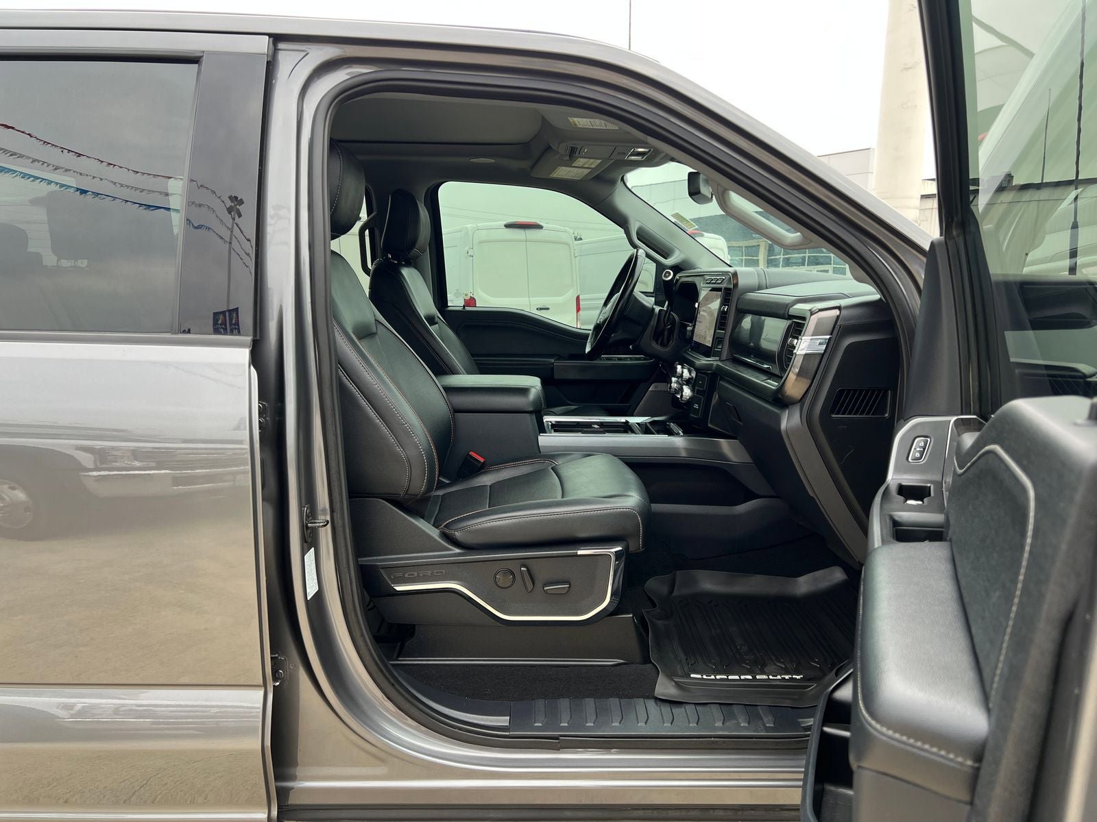 Used 2023 Ford F250 Lariat w/ Lariat Ultimate Package AWD/4WD image 9