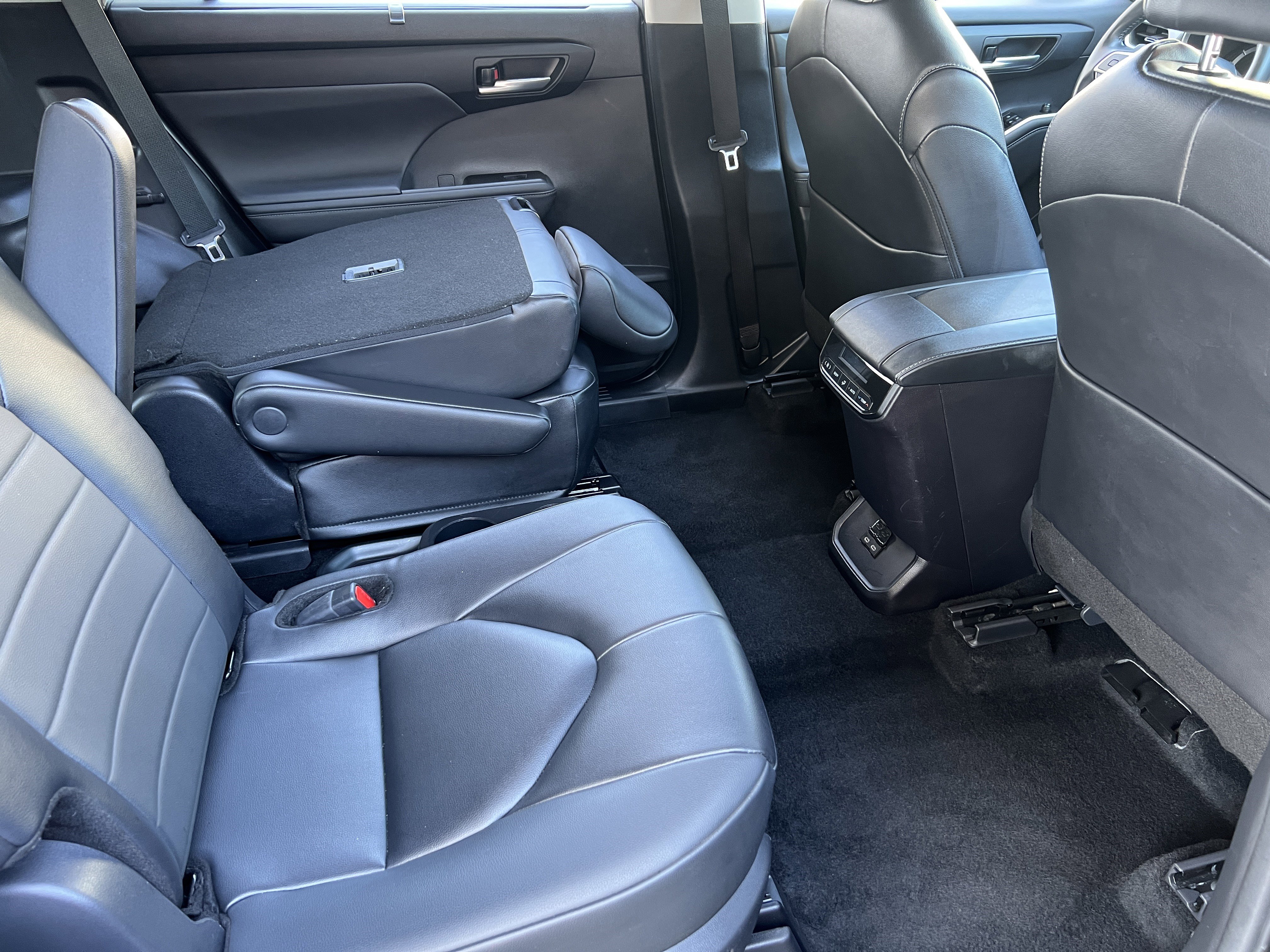 Used 2024 Toyota Highlander XLE image 25