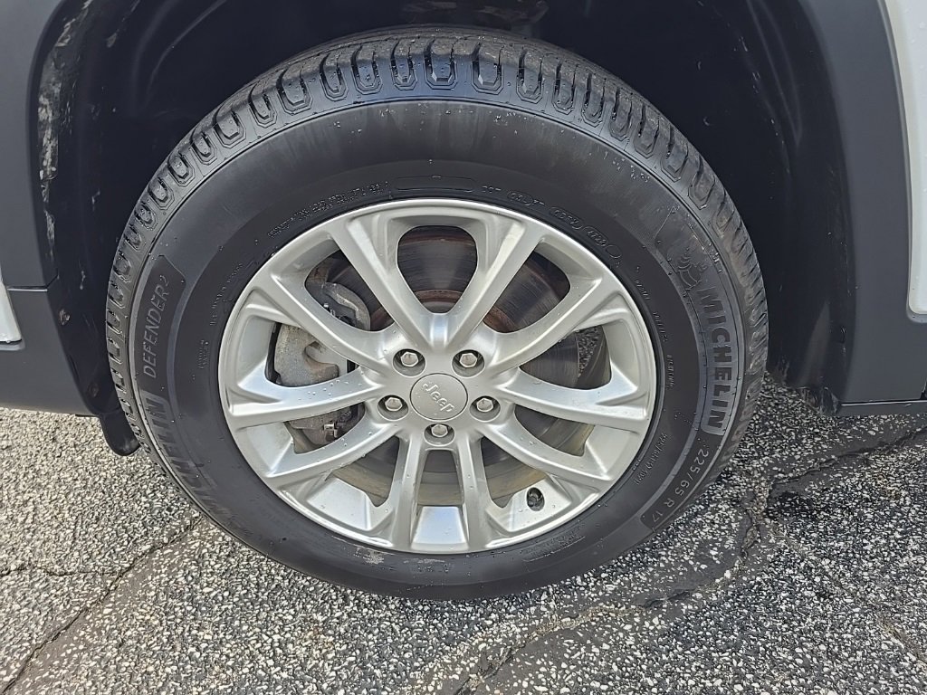 Used 2019 Jeep Cherokee Latitude w/ Cold Weather Group image 31