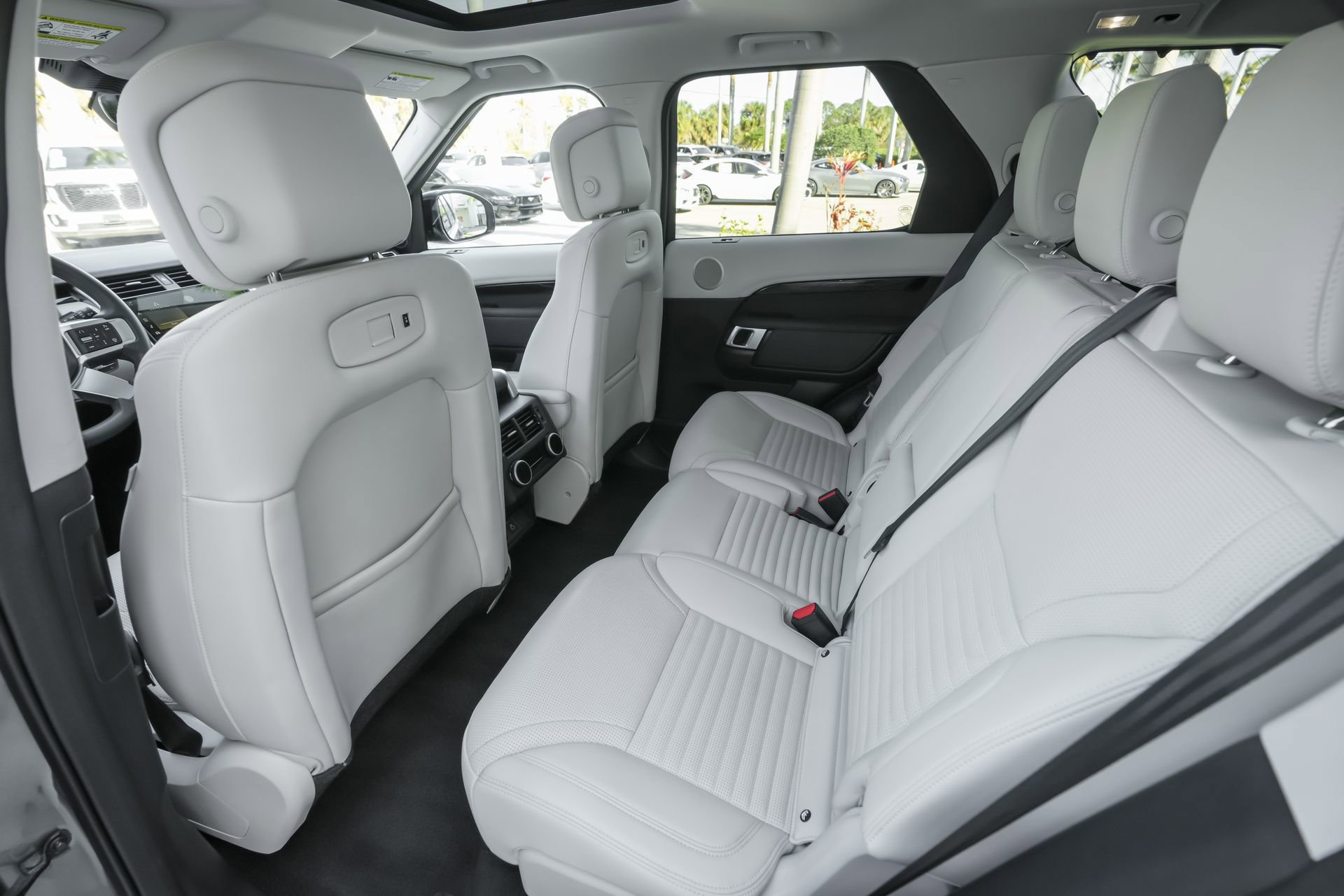 Used 2025 Land Rover Discovery S image 33