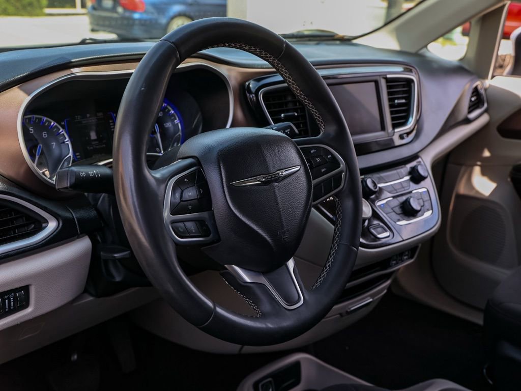Used 2023 Chrysler Voyager LX image 14