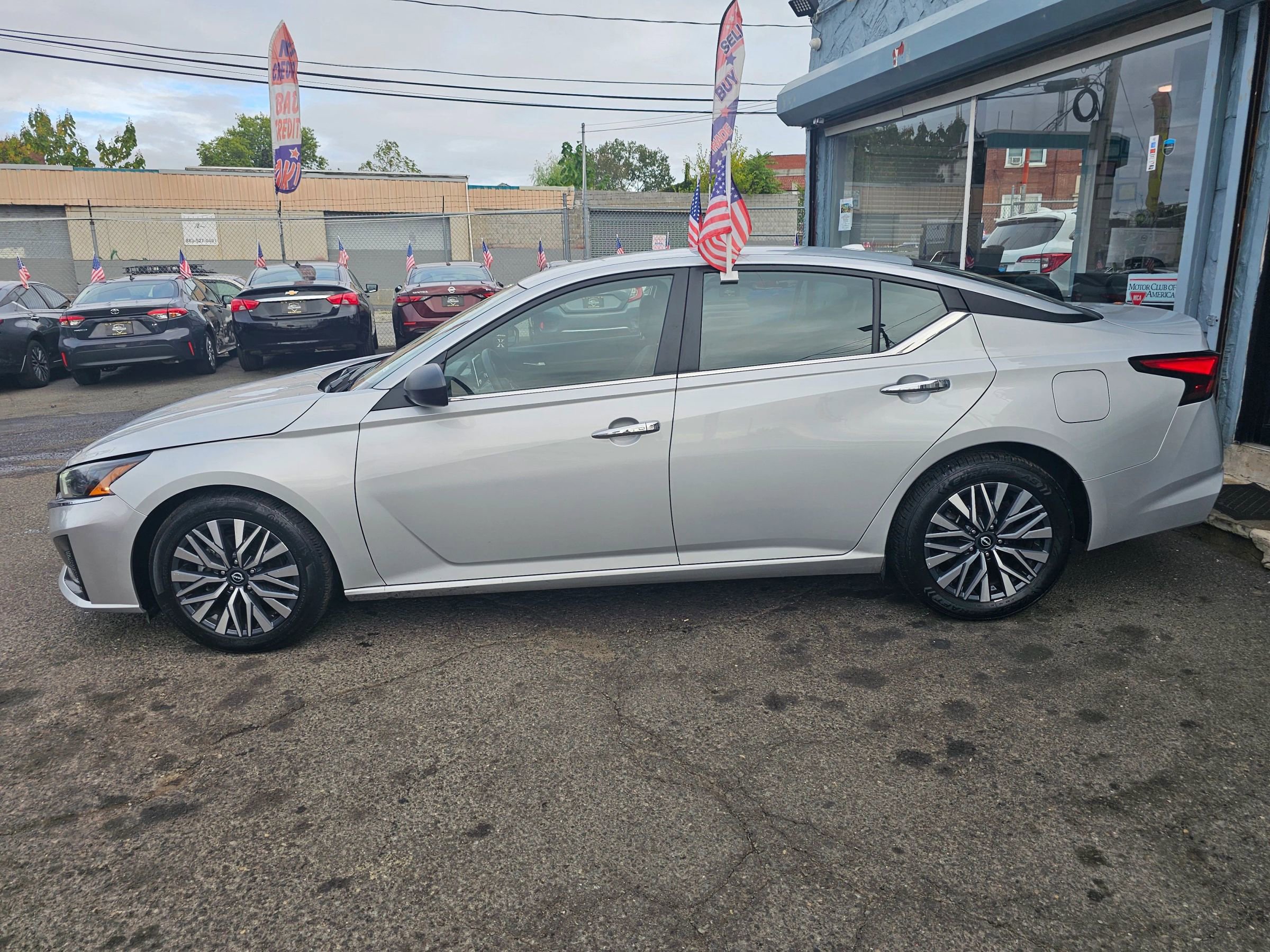 Used 2024 Nissan Altima 2.5 SV image 2
