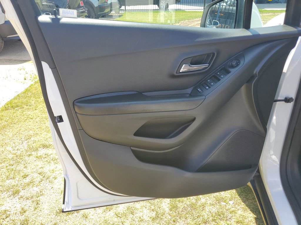 Used 2022 Chevrolet Trax LS w/ Tint and Cruise Package image 17